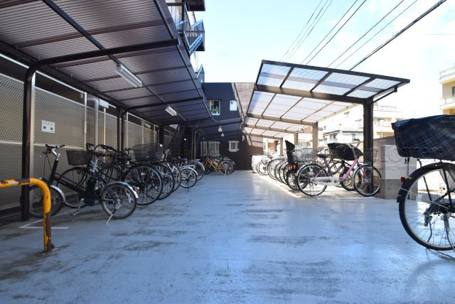 【駐輪場】 | ハイネス大久保 | 屋根付きの自転車置き場。マンションの共用部にあたります。空きの有無や駐輪料金、各戸の台数制限などについては、改めてお問い合わせください。