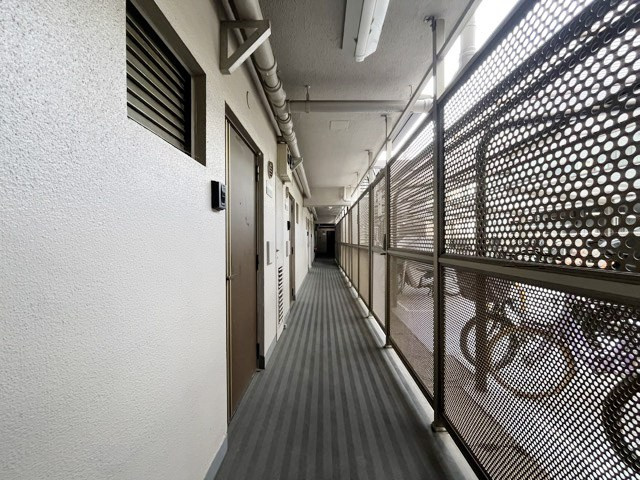 【その他共用部分】 | ハイネス大久保 | マンションの共用廊下です。きれいに清掃されています。周囲のお部屋の様子も、ぜひ伺ってみてください。～即日のご見学可能～　お問合せはお気軽にどうぞ。