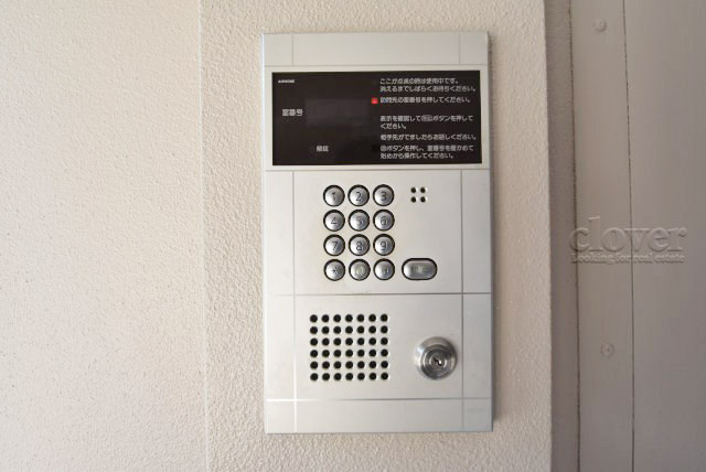 【防犯設備】 | ハイネス大久保 | 部外者の出入りを規制するオートロックの操作盤。「マンションに欲しいセキュリティ」の筆頭格です。これがあるだけで、安心感はひときわ増します。