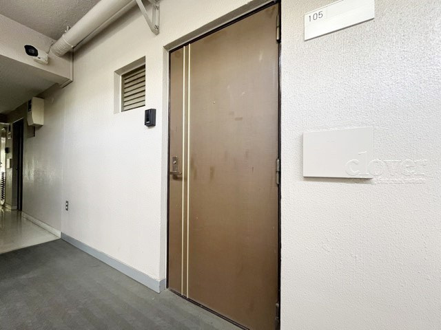 【その他共用部分】 | ハイネス大久保 | 皆様をお迎えする、お部屋の玄関ドア。開けやすさや開放角度、ドアノブの操作しやすさや鍵の形状などを、現地で一度ご確認ください。～即日のご見学可能～　お問合せはお気軽にどうぞ。