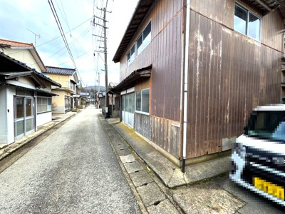 【前面道路含む現地写真】 | 佐渡市河崎　古民家風7ＤＫ