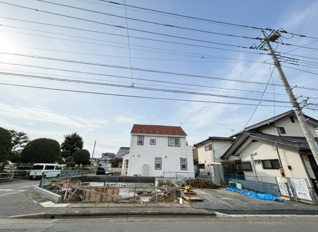 【LIGARE】宇都宮市江曽島 16期 全1棟の外観|〇只今建築中〇
駐車スペース並列3台確保しています☆
北西側行動は歩道付きで幅員約9ｍありますので、お車の出し入れもラクラク♪
※2026年3月撮影