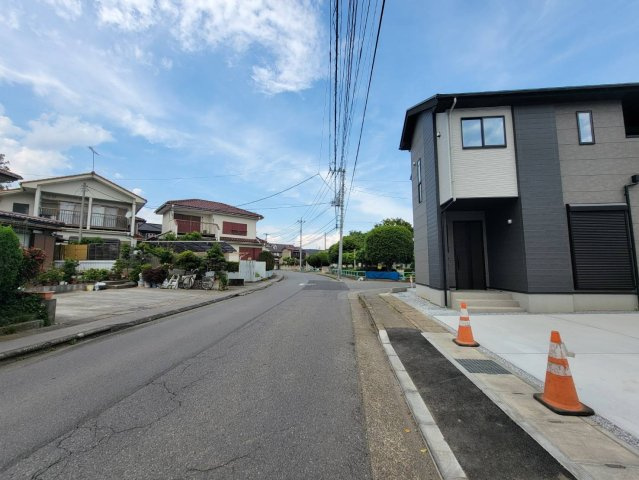 【LIGARE】宇都宮市江曽島 16期 全1棟の前面道路含む現地写真|〇前面道路〇
北西側行動は歩道付きで幅員約9ｍありますので、お車の出し入れもラクラク♪
児童公園も近く、クリニックも徒歩圏内♪子育てファミリーに嬉しい住環境です。
※2026年5月撮影