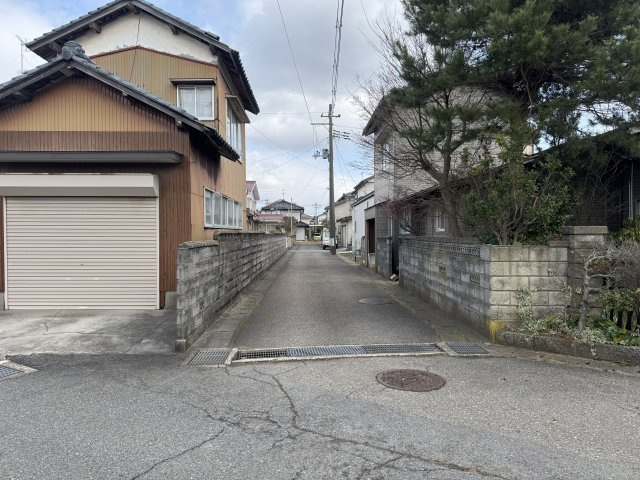 秋葉区南町　土地の前面道路含む現地写真