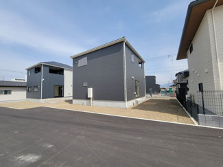 【キッチン】 | 中央市成島 新築戸建 全3棟 1号棟 車2台並列 道路6ｍ | 3口コンロ