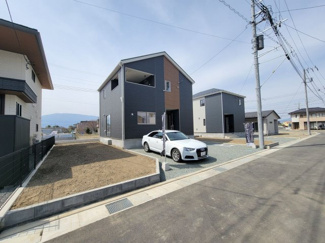 【外観】 | 中央市成島 新築戸建 全3棟 1号棟 車2台並列 道路6ｍ
