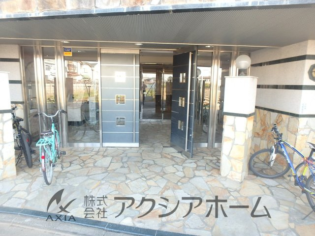 レーベンハイム久米川ルーエンプラッツのエントランス