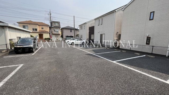 レオパレストラオムの駐車場