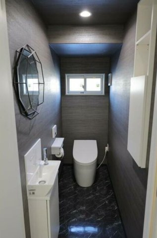 花田町小川中古戸建のトイレ