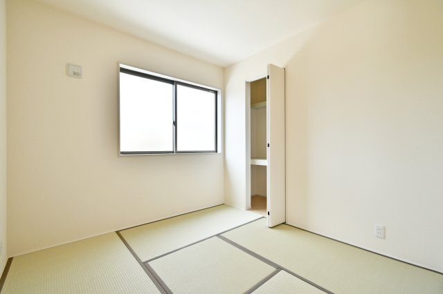 伊奈町中央　全2棟の和室|和室4.5帖：押入タイプの収納ですので、収納力も高く来客用の寝具もそのまま収納出来ます！畳ですので、フローリングより暖かく柔らかい為、寝る人にも優しいお部屋となっております。