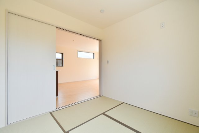 伊奈町中央　全2棟の和室|和室4.5帖：リビングと隣接する6帖の和室は、扉を開放することでより広々とした一体感ある空間として活用可能です。リフォーム済みで畳の香りが心地よく、客間やお子様の遊び場としても重宝します。