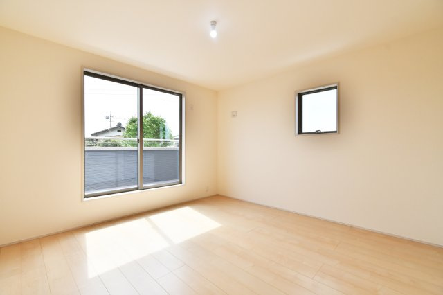 伊奈町中央　全2棟の洋室|洋室①8.0帖：南西と北西の二面採光ですので、通風良好です！バルコニーに出る事もできます！キングベッドやサイドテーブルも置く事ができる広さですので、主寝室におすすめです！