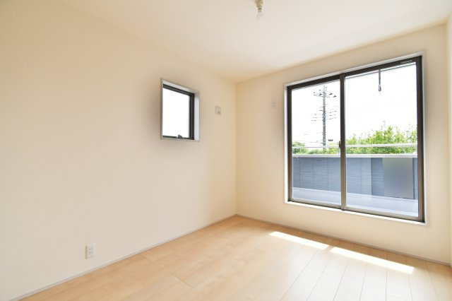 伊奈町中央　全2棟の洋室|洋室②5.3帖：2階真ん中の洋室、南向きのお部屋です。ベッドとデスクを置いてちょうどよいサイズ感の洋室ですので、お子様の一人部屋にもおすすめです。クローゼットもありますので、各々収納出来ます！