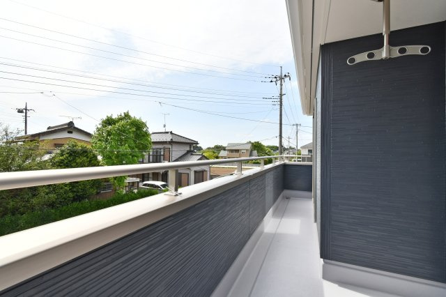 伊奈町中央　全2棟のバルコニー|難しいイメージの住宅ローンは経験スタッフが丁寧にお手伝いしますのでご安心下さい。「家を買って終わり」ではなく、「買ってからがスタート」と考え、一人ひとりにあった資金計画やプランをご提案致します！