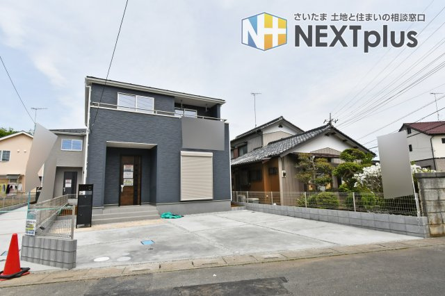 伊奈町中央　全2棟の外観|スタイリッシュな黒の外壁が目を引く、モダンな外観デザイン。南西6m道路に面した開放的な立地が、日当たりの良さと格調高さを際立たせます。駅徒歩6分の利便性を享受する、街の新たなシンボル。