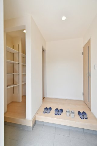 伊奈町中央　全2棟の玄関|白を基調とした玄関。明るく広く見せる工夫が施されております！急な訪問で玄関を開けた際室内が見えない設計です！窓もありますので、玄関も外からの光が差し込みます。大容量のシューズボックス付きです。