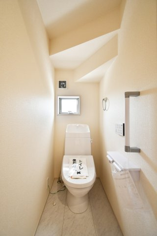 伊奈町中央　全2棟のトイレ|トイレ（1F）：1・2階にある為、忙しい出発前でも取り合いにはなりません！小窓があるので、空気がこもりがちなトイレもしっかり換気ができます。老若男女問わずみんなに優しい手すり付きです。