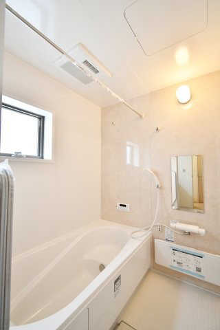 伊奈町中央　全2棟の浴室|白基調の明るい雰囲気の浴室です。浴室乾燥機もついておりますので、日曜日の夜に出される体操着や給食着、雨の日のお洗濯も困りません！暖房機能もついているので、寒い日のお風呂も気持ち良くは入れますね。