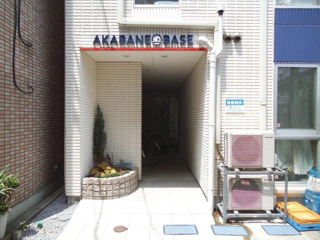 赤羽ベースのエントランス|エントランスには植栽が飾られています☆