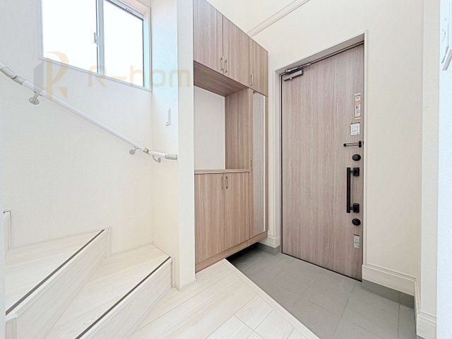 水戸市赤塚1丁目　新築戸建て　1号棟の玄関|便利なミラー付きシューズボックス！たっぷり収納できる土間収納付きで玄関スッキリ♪
