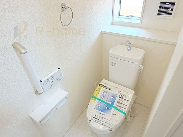 水戸市赤塚1丁目　新築戸建て　1号棟のトイレ|温水洗浄便座付きのトイレ。
トイレが２ヵ所設置で朝の忙しい時間でも安心です。
