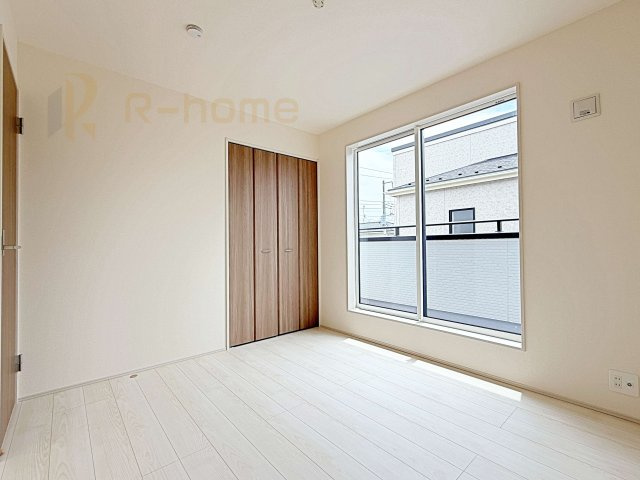 水戸市赤塚1丁目　新築戸建て　1号棟の洋室|どんな部屋家具も合わせやすいシンプルな洋室！
たっぷりの日差しと心地よい風が舞い込む住まい！