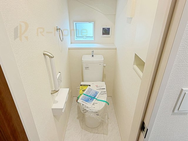 水戸市赤塚1丁目　新築戸建て　2号棟のトイレ|温水洗浄便座付きのトイレ。
トイレが２ヵ所設置で朝の忙しい時間でも安心です。