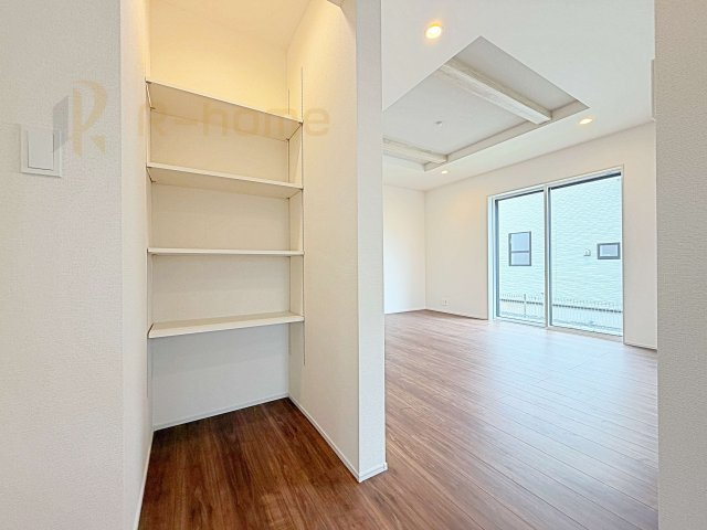 水戸市赤塚1丁目　新築戸建て　2号棟の収納|キッチンにはパントリーを設置！キッチン回りの整理整頓の悩みも解決♪