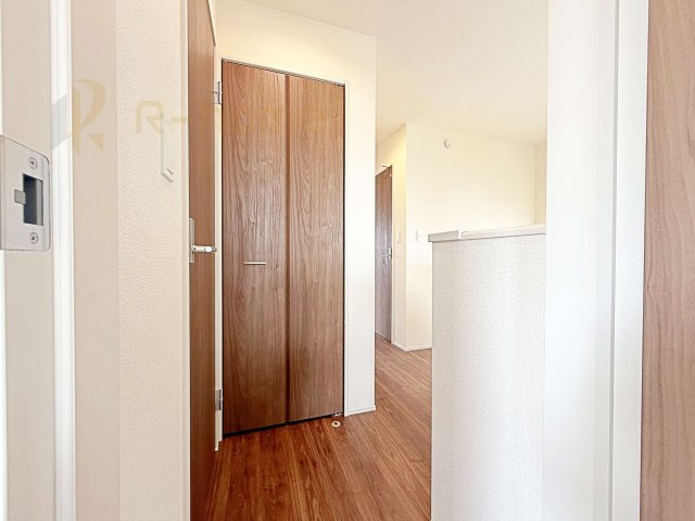 水戸市赤塚1丁目　新築戸建て　2号棟の収納|掃除用具などの収納に便利なホール収納！家族で活用できる嬉しい収納スペース♪