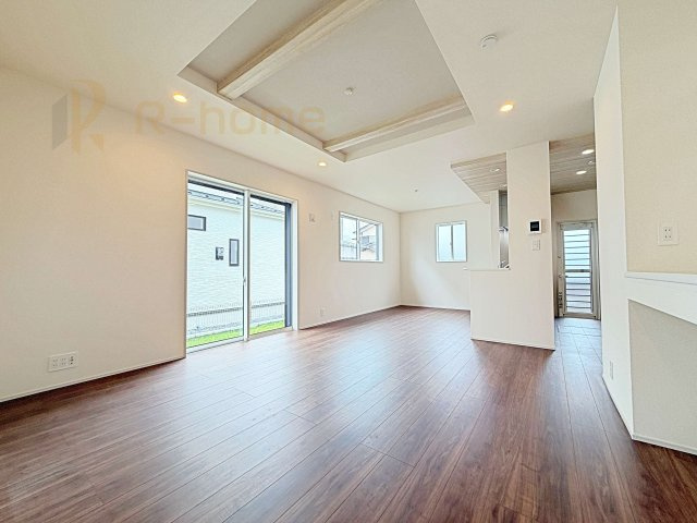水戸市赤塚1丁目　新築戸建て　2号棟の居間・リビング|広くてとっても明るいLDK♪ストック品などの収納に便利なパントリー付き♪