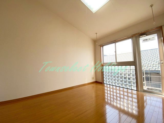 藤沢市湘南台３丁目の賃貸マンションの居間・リビング|嬉しいバルコニー付き