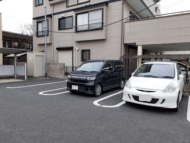 ウィーバー・ハウスⅡの駐車場|駐車場に車を止められます