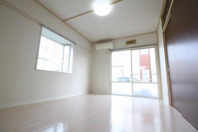 ジュネスカスヤBの居間・リビング|使いやすいリビングです