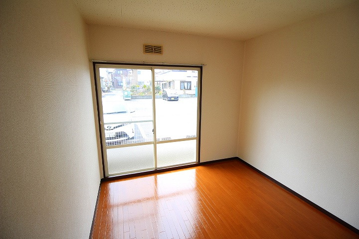 ジュネスカスヤBの居間・リビング|居間です