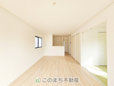 【居間・リビング】 | CRADLE GARDEN栃木市大平町西野田第4　2 | 窓が多く明るいリビングスペース☆