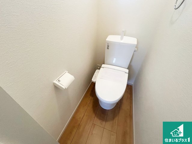 伊丹市鈴原町　第3期　新築一戸建てのトイレ|1・2階の2ヶ所にあるので、朝の忙しい時間の順番待ちもなく、深夜の利用にも大変便利です。