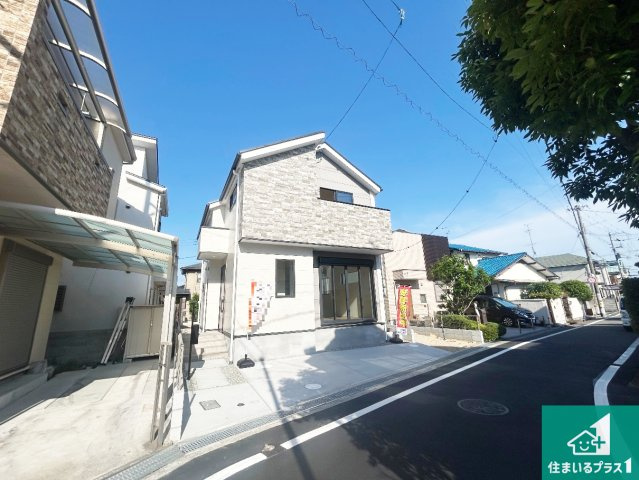 伊丹市鈴原町　第3期　新築一戸建ての前面道路含む現地写真|周辺は閑静な住宅街！前面道路広々で車の出し入れも便利です。駐車が苦手な方でも安心して車庫入れできます！