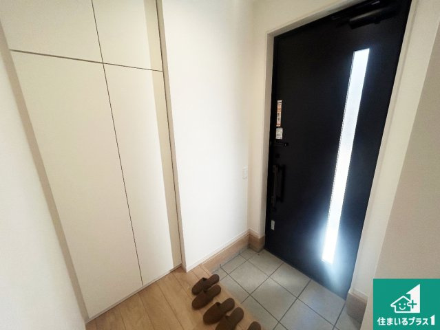 伊丹市鈴原町　第3期　新築一戸建ての玄関|シューズボックスにはたくさんの靴が収納できるので玄関周りはいつもスッキリ！ご家族が増えても安心！