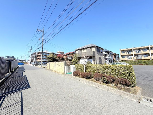 あきる野市瀬戸岡　中古戸建の前面道路含む現地写真