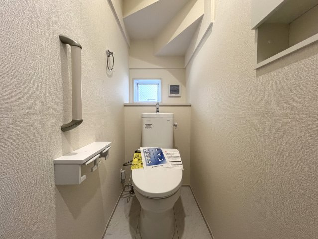 マイホームの憧れがたくさん詰まったお家【港南区日野中央２丁目新築戸建】のトイレ|落ち着いた色調のトイレです