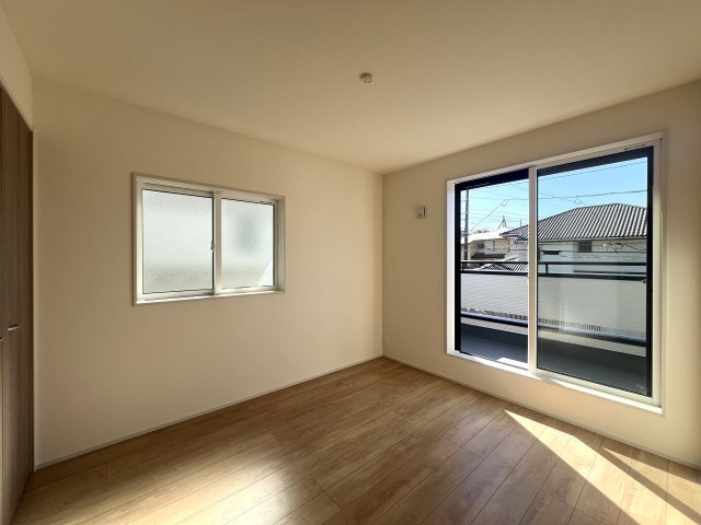 マイホームの憧れがたくさん詰まったお家【港南区日野中央２丁目新築戸建】の洋室|明るい洋室です