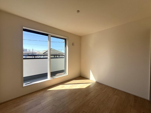 マイホームの憧れがたくさん詰まったお家【港南区日野中央２丁目新築戸建】の洋室|落ち着いた色調の洋室です