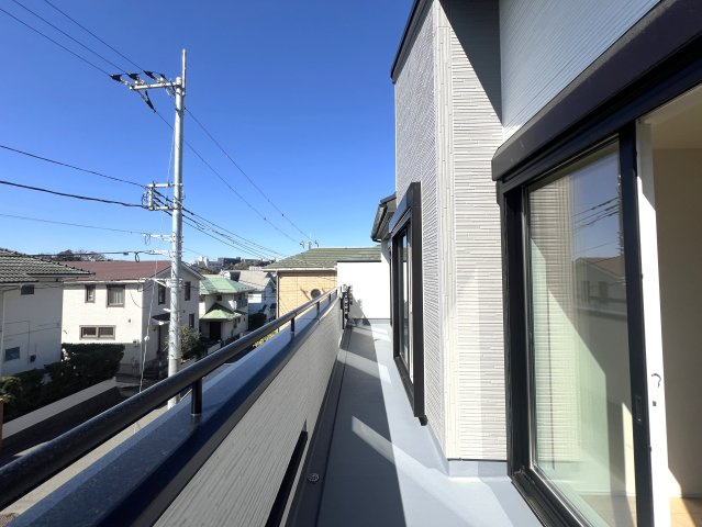 マイホームの憧れがたくさん詰まったお家【港南区日野中央２丁目新築戸建】のバルコニー|お洗濯にも便利なバルコニー付き