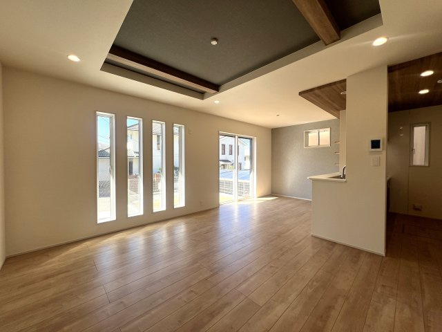 マイホームの憧れがたくさん詰まったお家【港南区日野中央２丁目新築戸建】の居間・リビング|ゆったりとした居間です