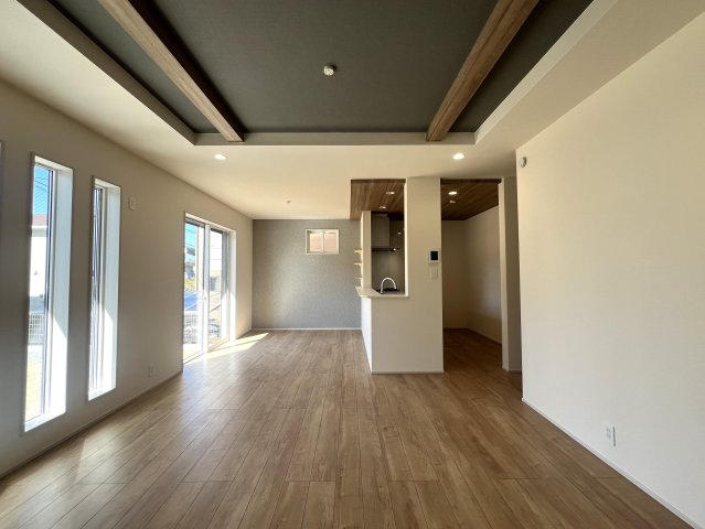 マイホームの憧れがたくさん詰まったお家【港南区日野中央２丁目新築戸建】の居間・リビング|おしゃれな居間です