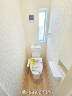【トイレ】 | CRADLE GARDEN栃木市大平町西野田第4　3 | 小窓から換気ができて清潔なトイレスペース☆ウォシュレット搭載です！