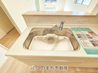 【キッチン】 | CRADLE GARDEN栃木市大平町西野田第4　3 | キッチンには浄水器を標準装備。最近は水を飲むという場面以外にも料理で使用したり、野菜を洗う場合もキレイな水で洗いたいという人が増えてきています！赤ちゃんのミルク用としても重宝いただけます。