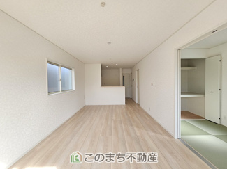 【居間・リビング】 | CRADLE GARDEN栃木市大平町西野田第4　3 | 南側から暖かな日差しが差し込みます♪キッチンからリビングの様子がよく見渡せます☆