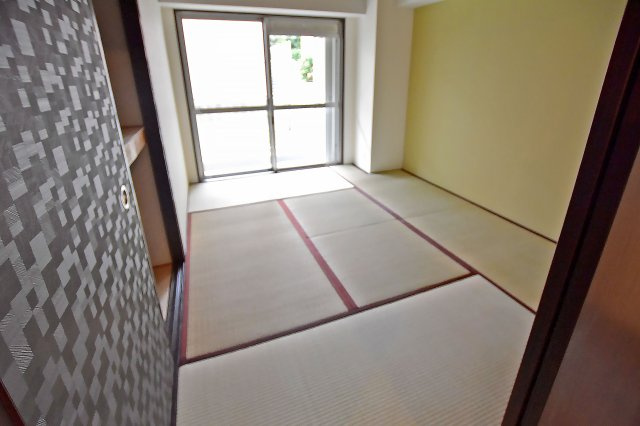 香枦園スカイハイツの和室|-和室5.6帖-
和室です。あると嬉しい和の空間。畳の香りに癒されます