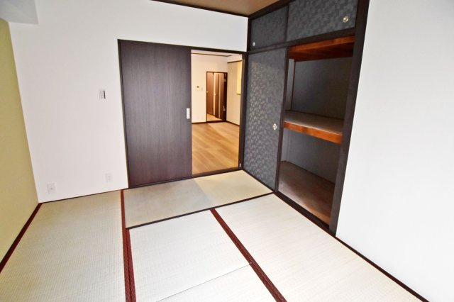 香枦園スカイハイツの和室|-和室5.6帖-
 大きな押し入れには、お布団などたくさん収納することができます。